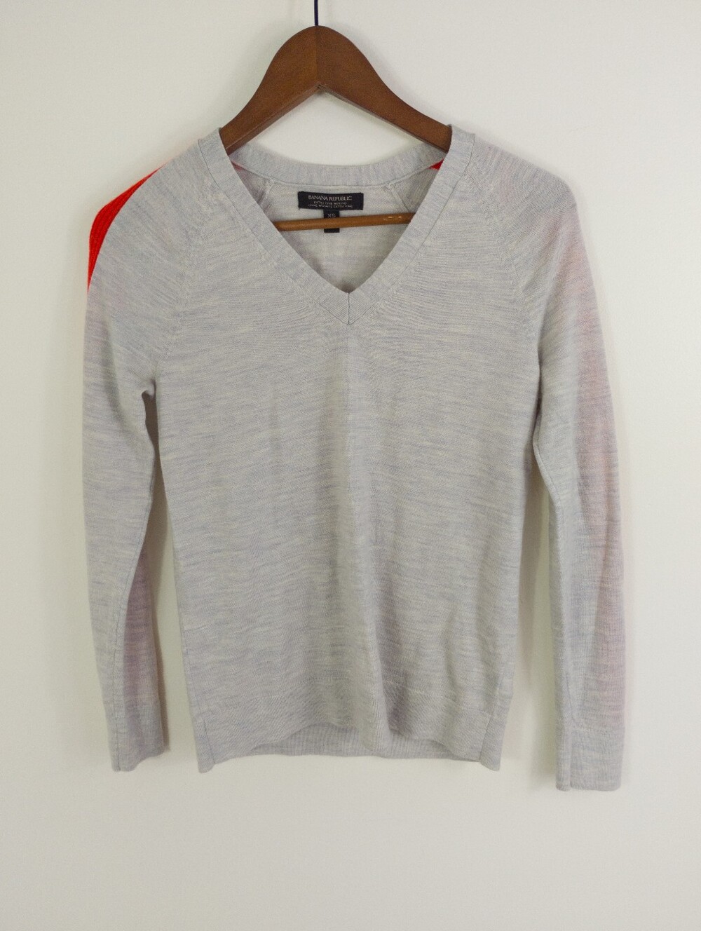 Banana Republic Extra Fine Merino Wool V-Neck Sweater Light Gray Red Stripe XS
